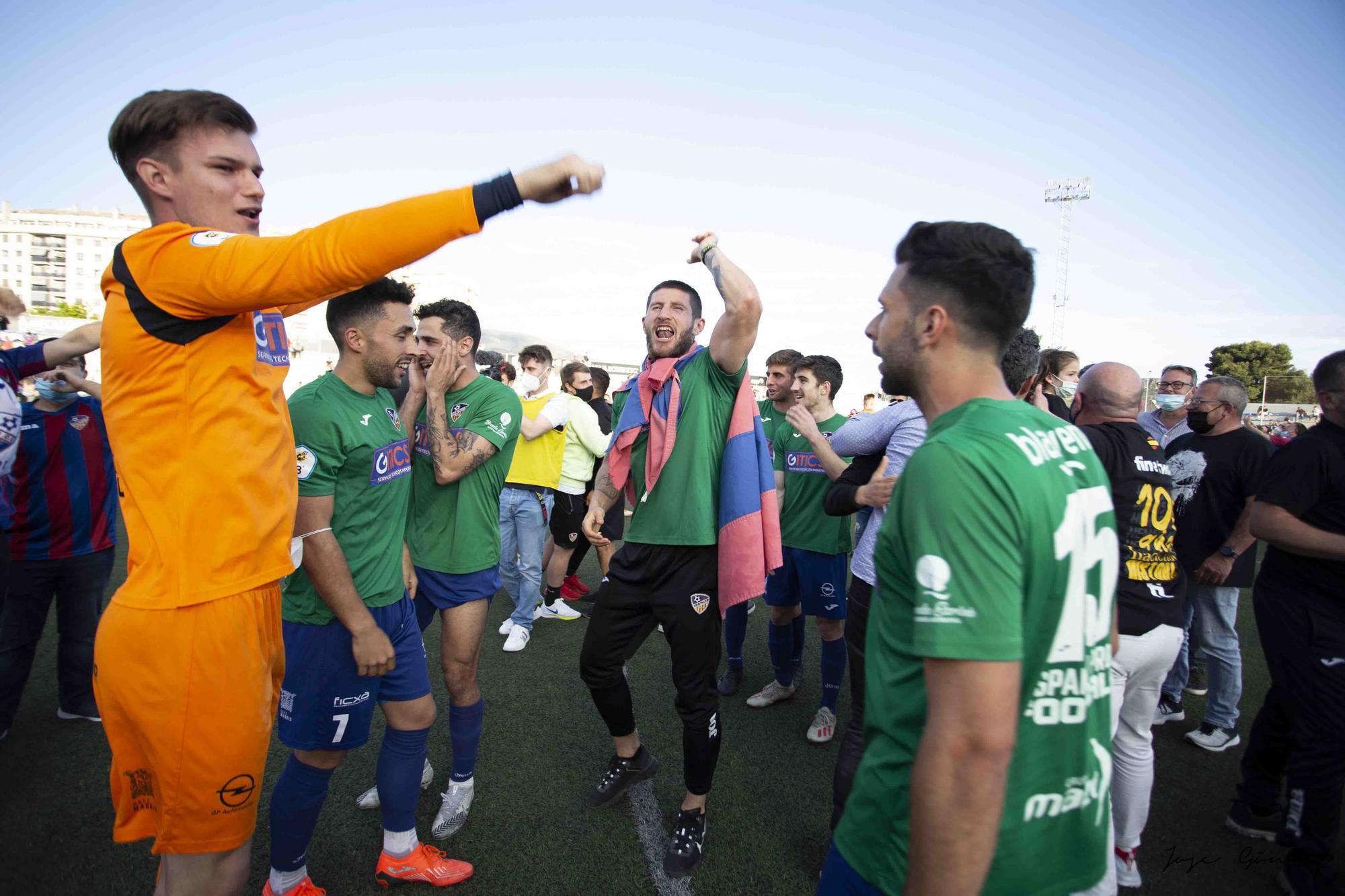 La UD Alzira celebra el ascenso a Segunda RFEF