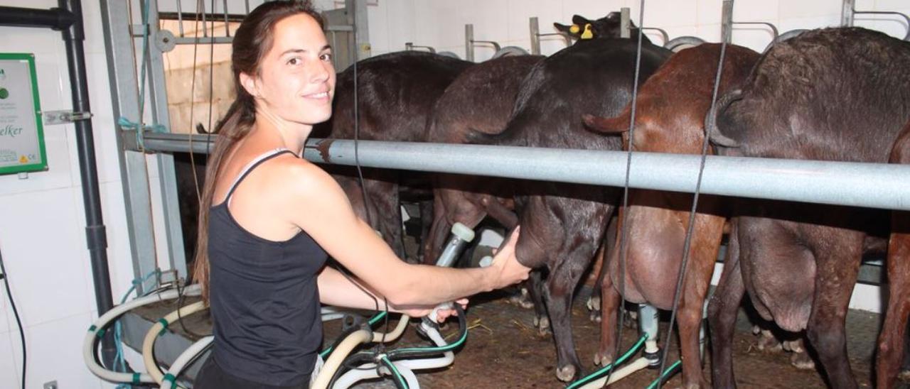 Maria Tornero ordeñando sus cabras en la explotación de Elda