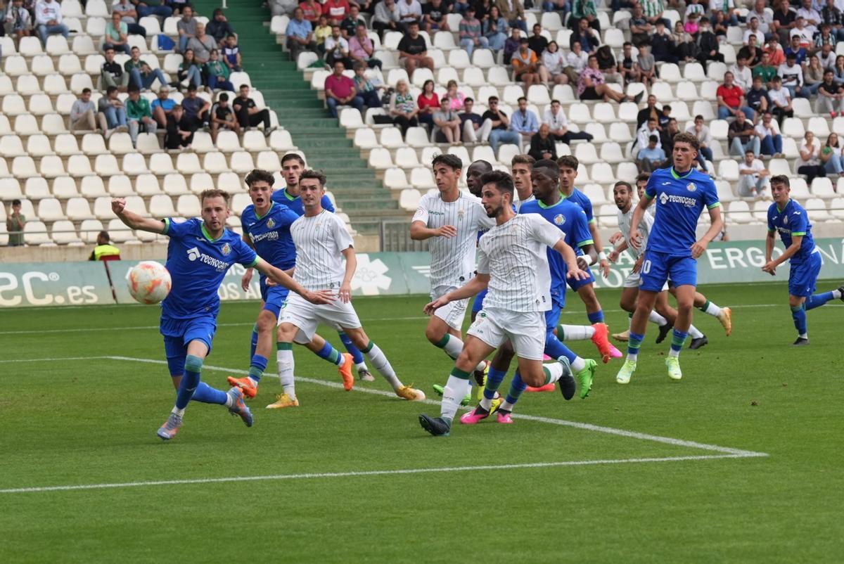 Christian Delgado remata una acción a balón parado ante el Getafe B.