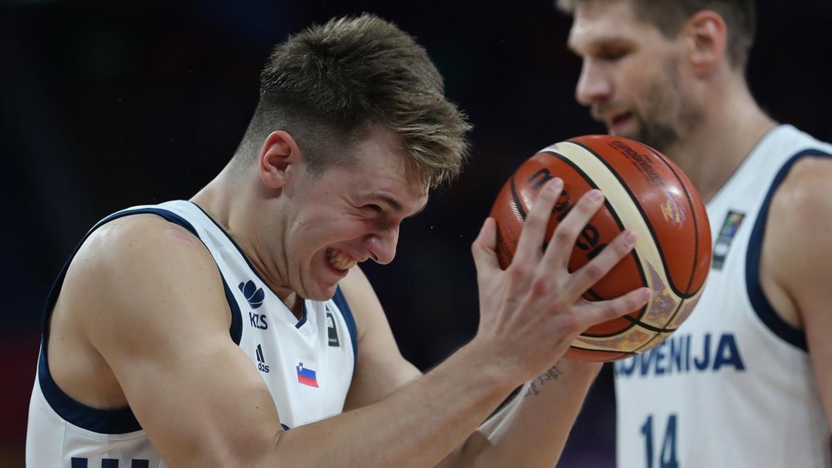 Doncic celebra una canasta en el partido de cuartos contra Letonia