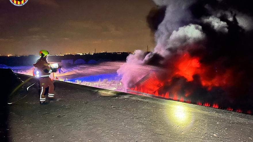 Extinguen un incendio en una nave agrícola en Foios