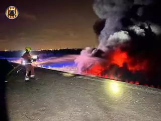 Extinguen un incendio en una nave agrícola en Foios