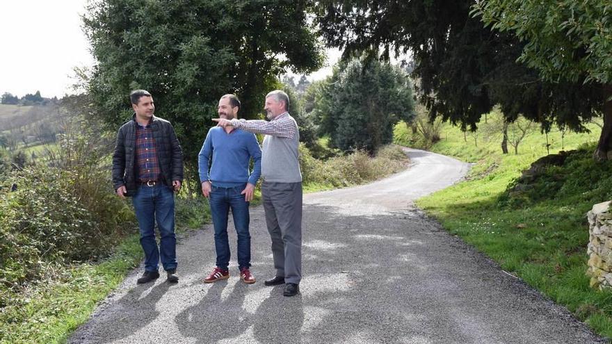 Por la izquierda, Javier Rodríguez Morán, Ángel García y José Manuel Miranda, comprobando el resultado de las mejoras en el camino reparado en La Barganiza.