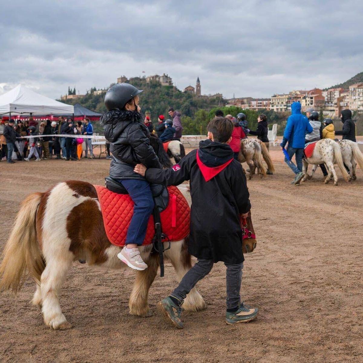 La Corrida en família d'aquest dissabte ha permès als més petits passejar en poni o ruc, participar en tallers i gaudir de demostracions de doma de cavalls.