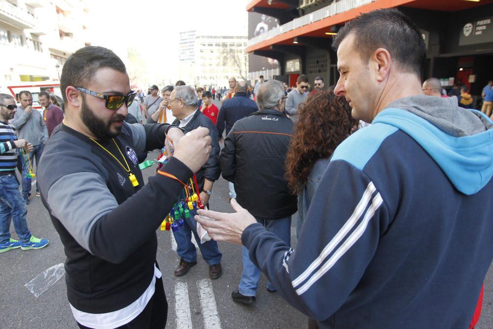 Pitos y cervezas antes del Valencia - Sporting