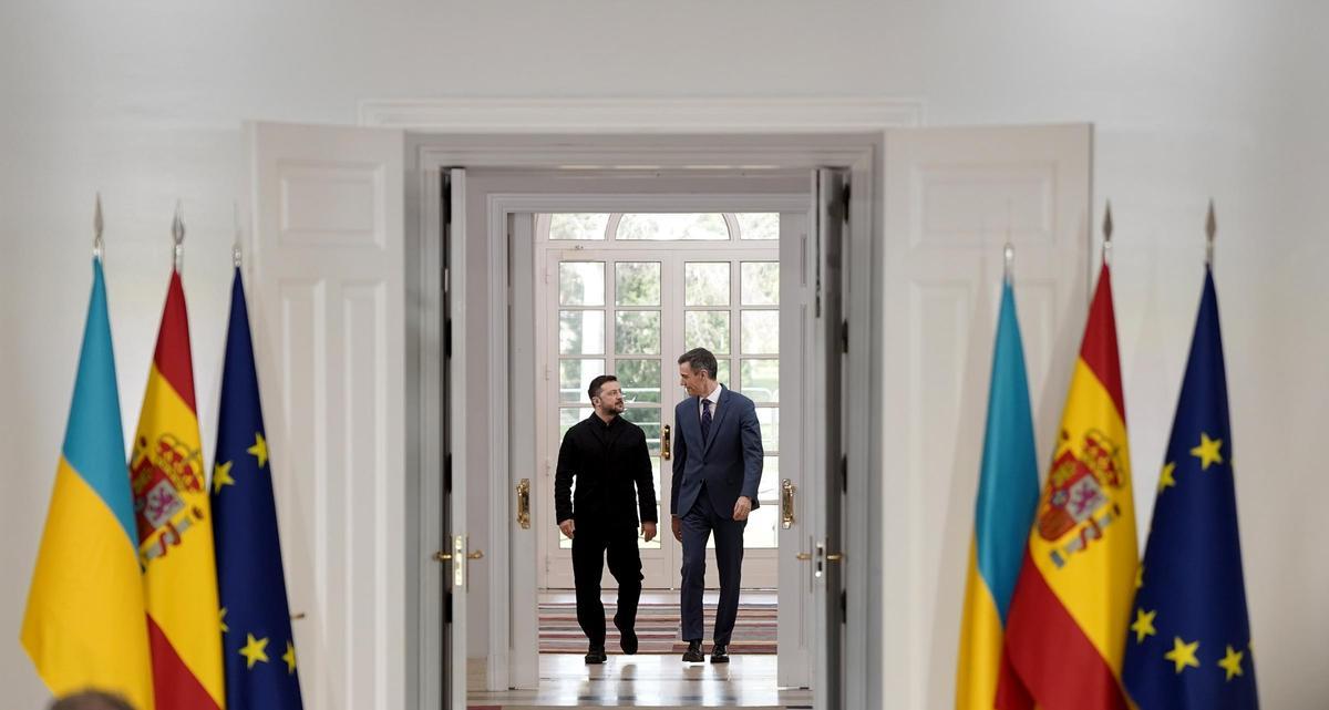El presidente del Gobierno, Pedro Sánchez, durante el encuentro con el presidente de Ucrania, Volodímir Zelenski, en La Moncloa.