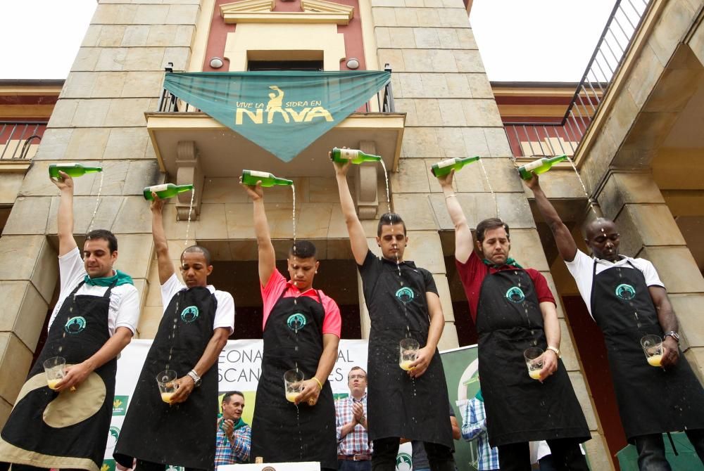 Concurso de escanciadores del Festival de la sidra de Nava