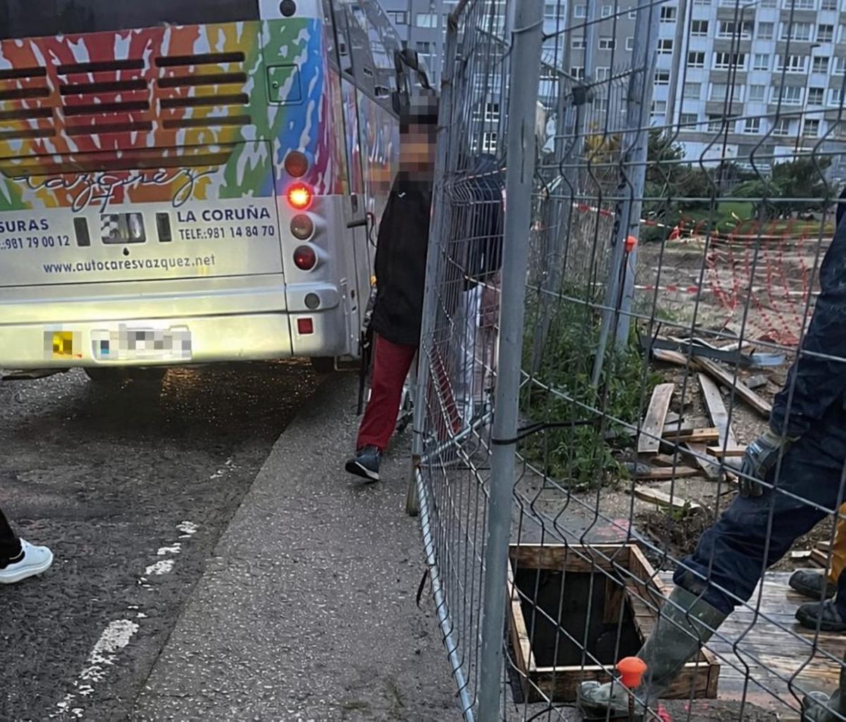 Un niño con problemas para pasar junto al colegio de Visma.
