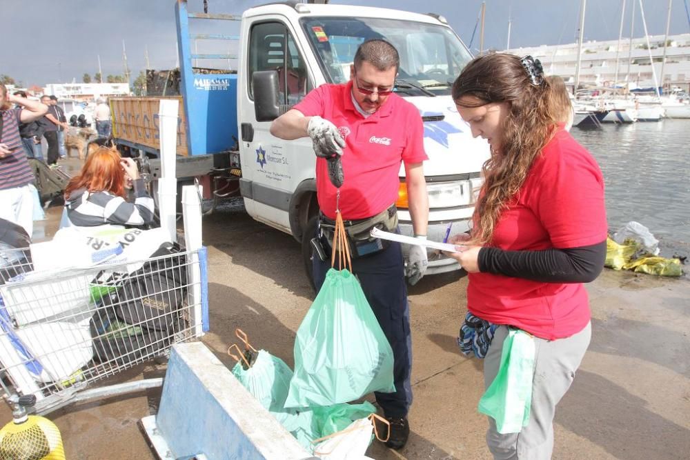 Buceadores limpian la basura del fondo del puerto de Cabo de Palos