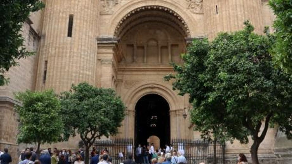Imagen de una de las puertas laterales de la Catedral de Málaga.