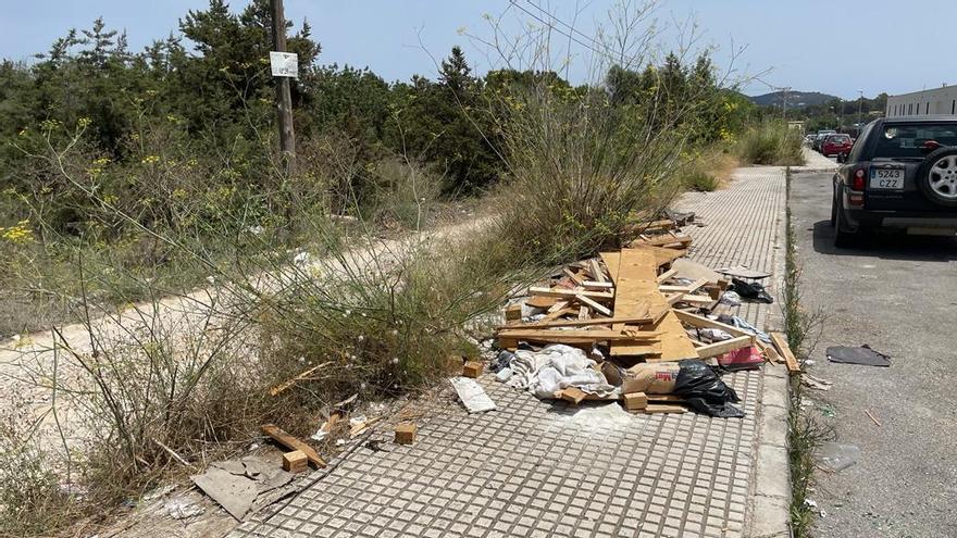 La basura ahoga sin fin un pozo histórico de Ibiza