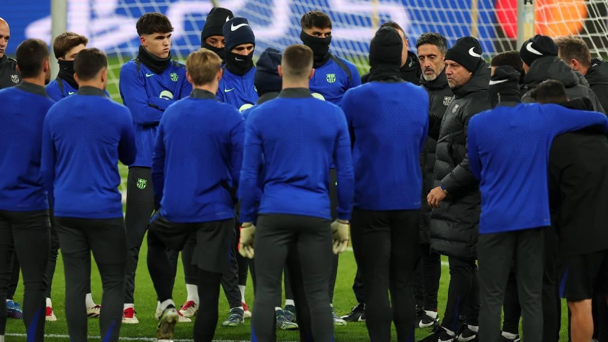 Flick se dirige a sus jugadores en el entrenamiento previo en el Signal Iduna Park