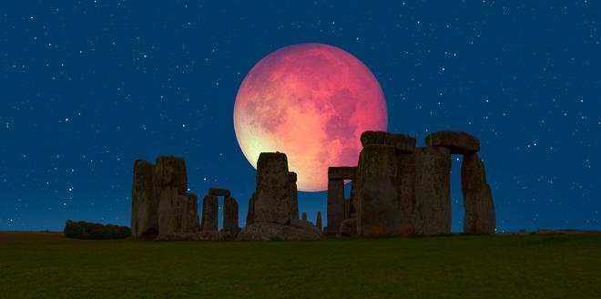 Superluna sobre Stonehenge.