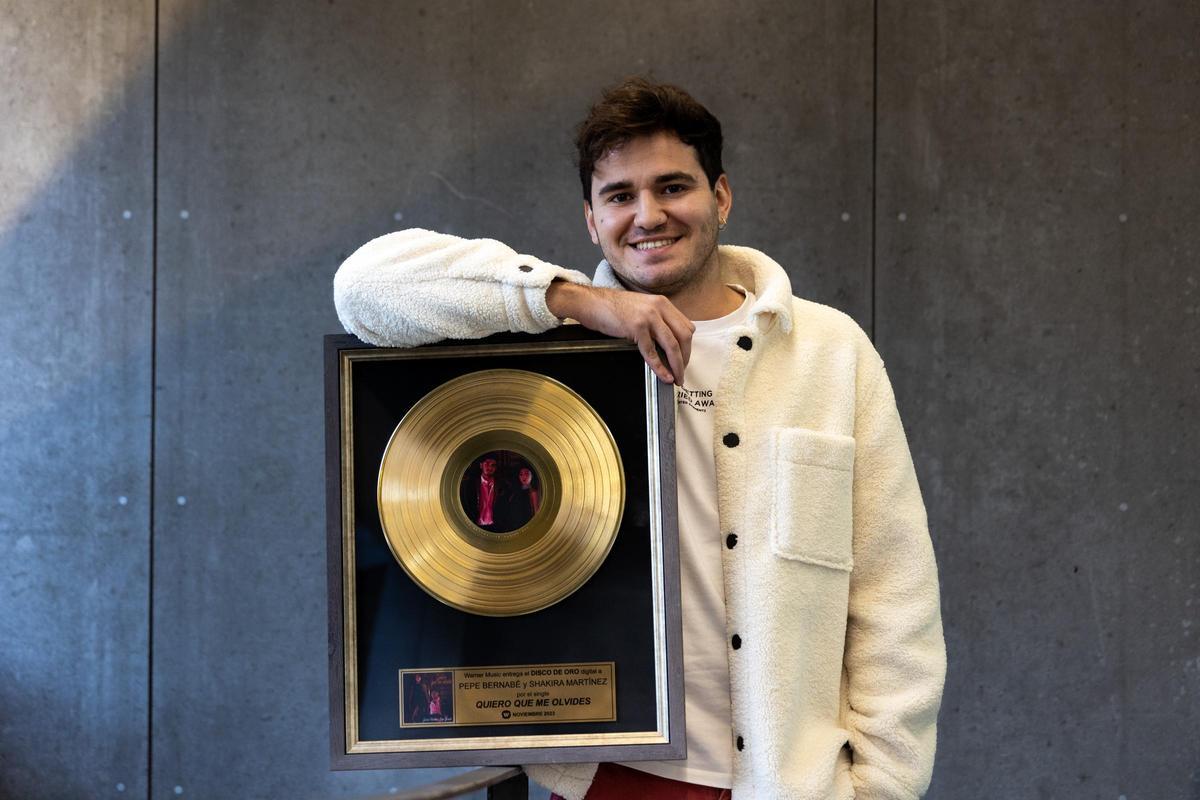 Pepe Bernabé, productor y cantante, con uno de los dos discos de oro