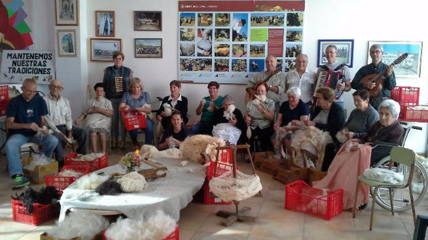 Los asistentes al taller de la lana, organizado por la Asociación Cultural y Vecinal Montaña el Agua de Caideros.