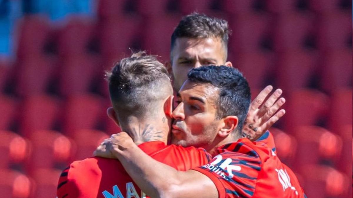 Ángel felicita a Maffeo por un gol con el RCD Mallorca.