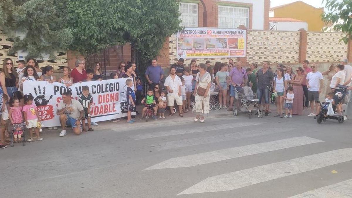 Familias protestan ante el colegio de Llera por el deficiente estado del edificio, la pasada semana.