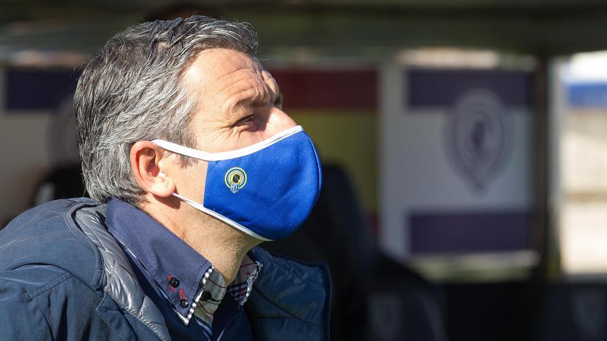 David Cubillo, con la mascarilla del Hércules, antes del comienzo de un partido en el Rico Pérez.