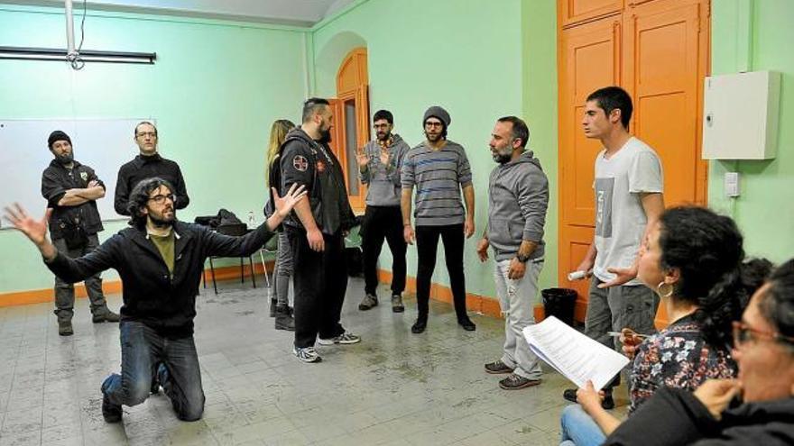 Assaig general dels actors i figurants al Casal de les Escodines de Manresa, dijous al vespre