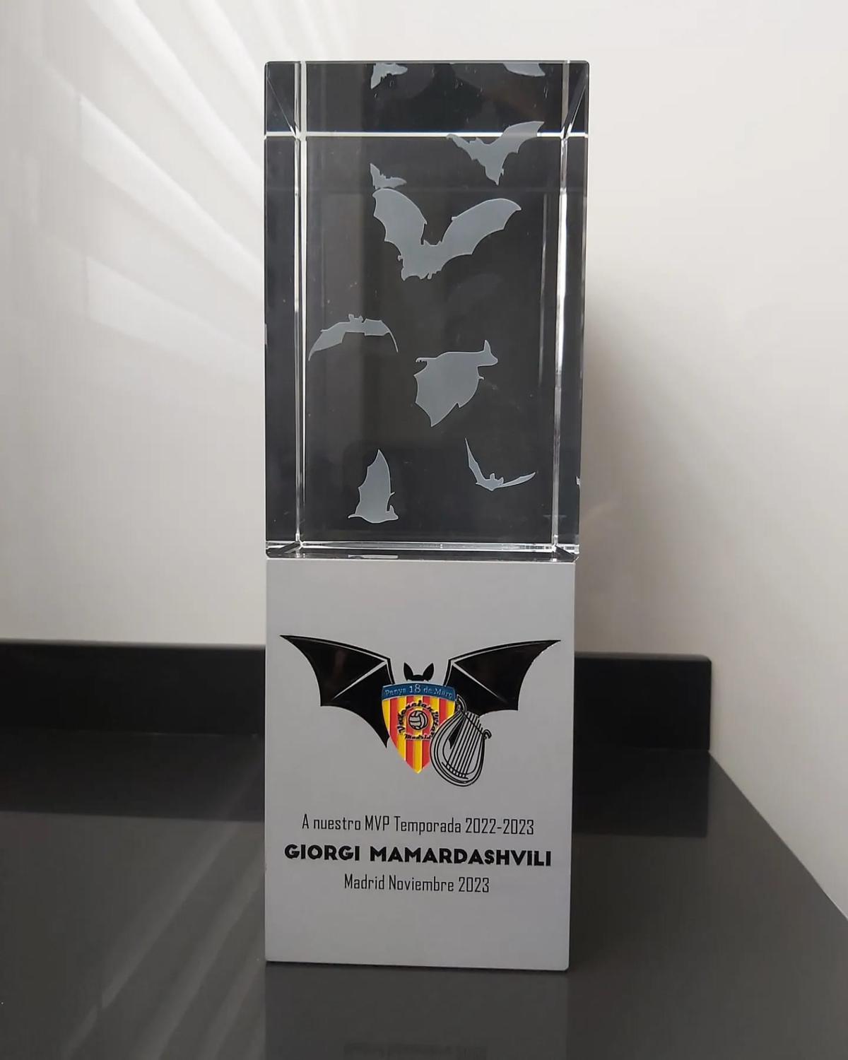 Imagen del trofeo que iban a entregar a Mamardashvili