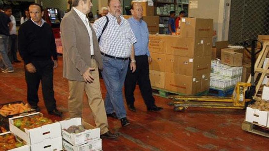 Fernando Bañolas, en el centro, ayer en Mercalaspalmas. i LP/DLP