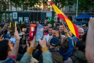 Abascal a una manifestante catalana: "Calla capulla, lárgate de aquí"