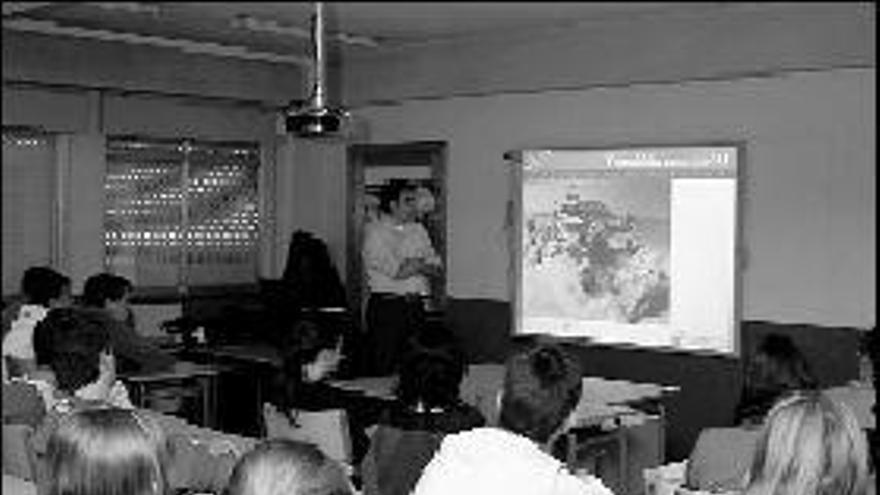 Luis Magdalena, proyectando vídeos de robots a los alumnos de 4.º de ESO.