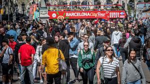Barcelona 02/04/23 Barcelona. Barcelona espera un 87% de ocupación hotelera en Semana Santa. Ambiente turístico por las ramblas de Barcelona. . AUTOR: MANU MITRU