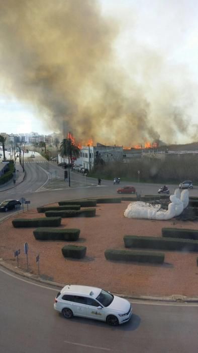 Impresionante incendio en ses Feixes