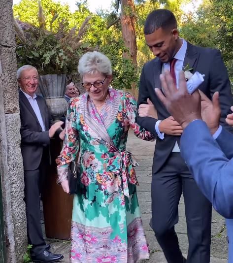 Benjamín, entrando al lugar de la ceremonia