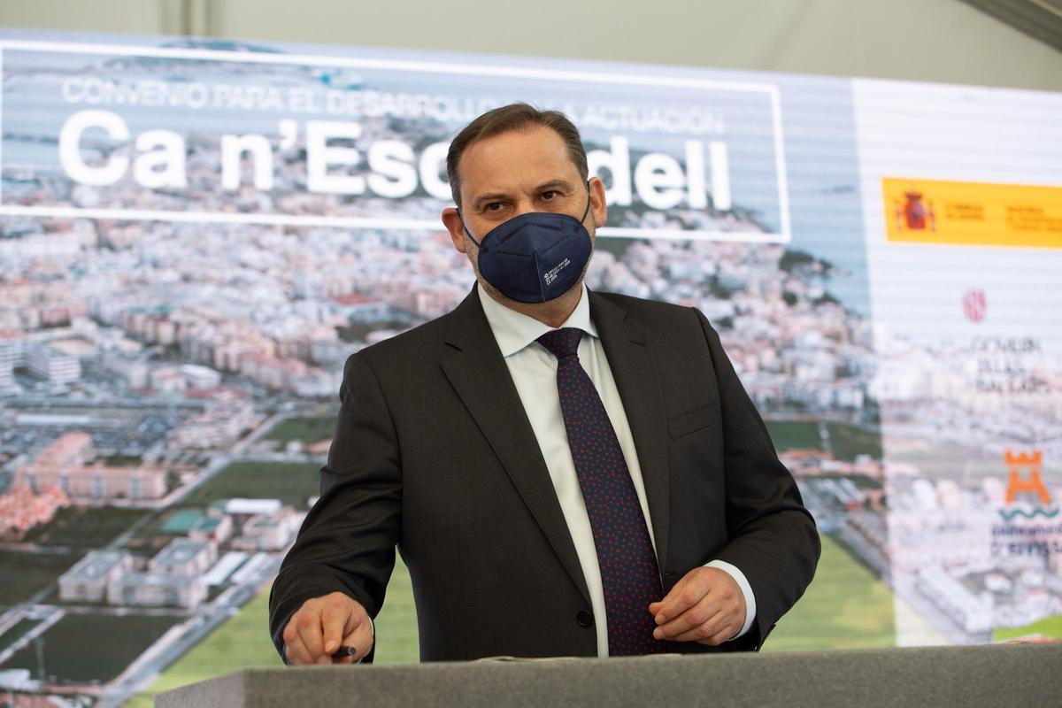 El entonces ministro José Luis Ábalos, en la firma del convenio para desarrollar el proyecto, en 2021.