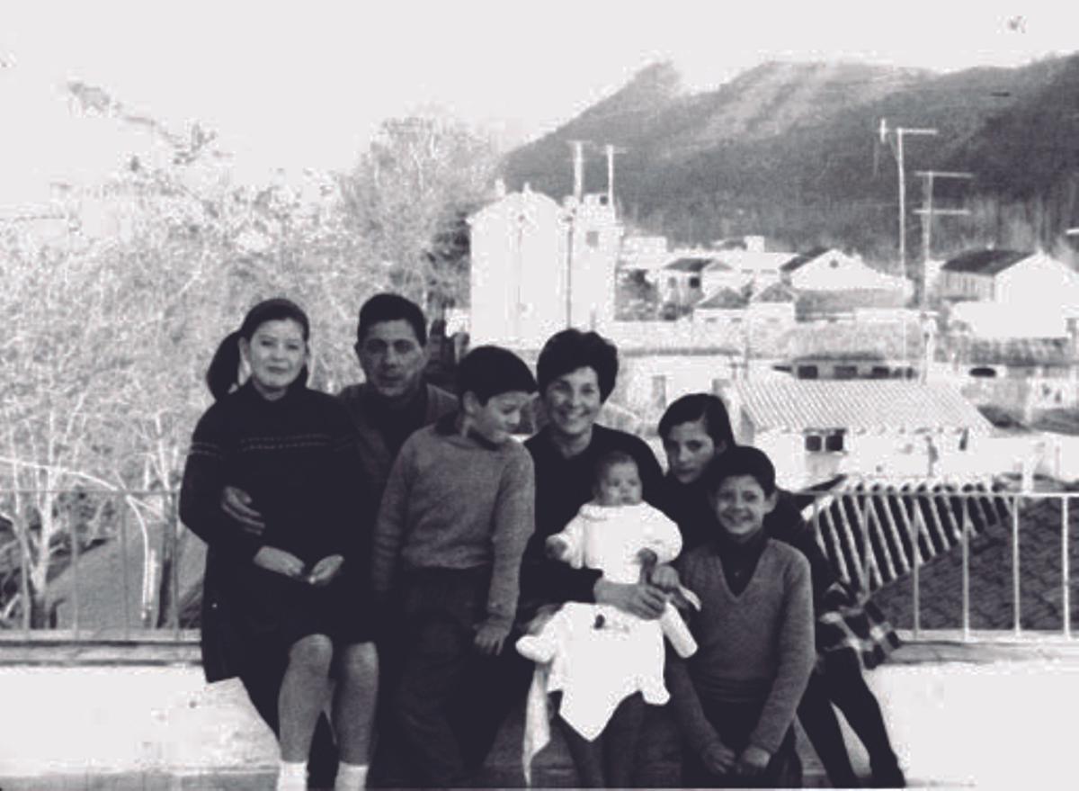 El autor en su infancia, con sus padres y sus hermanos.