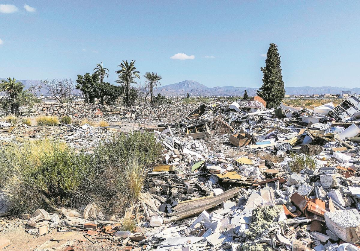La antigua fábrica de ladrillos, repleta de nuevo de basura.