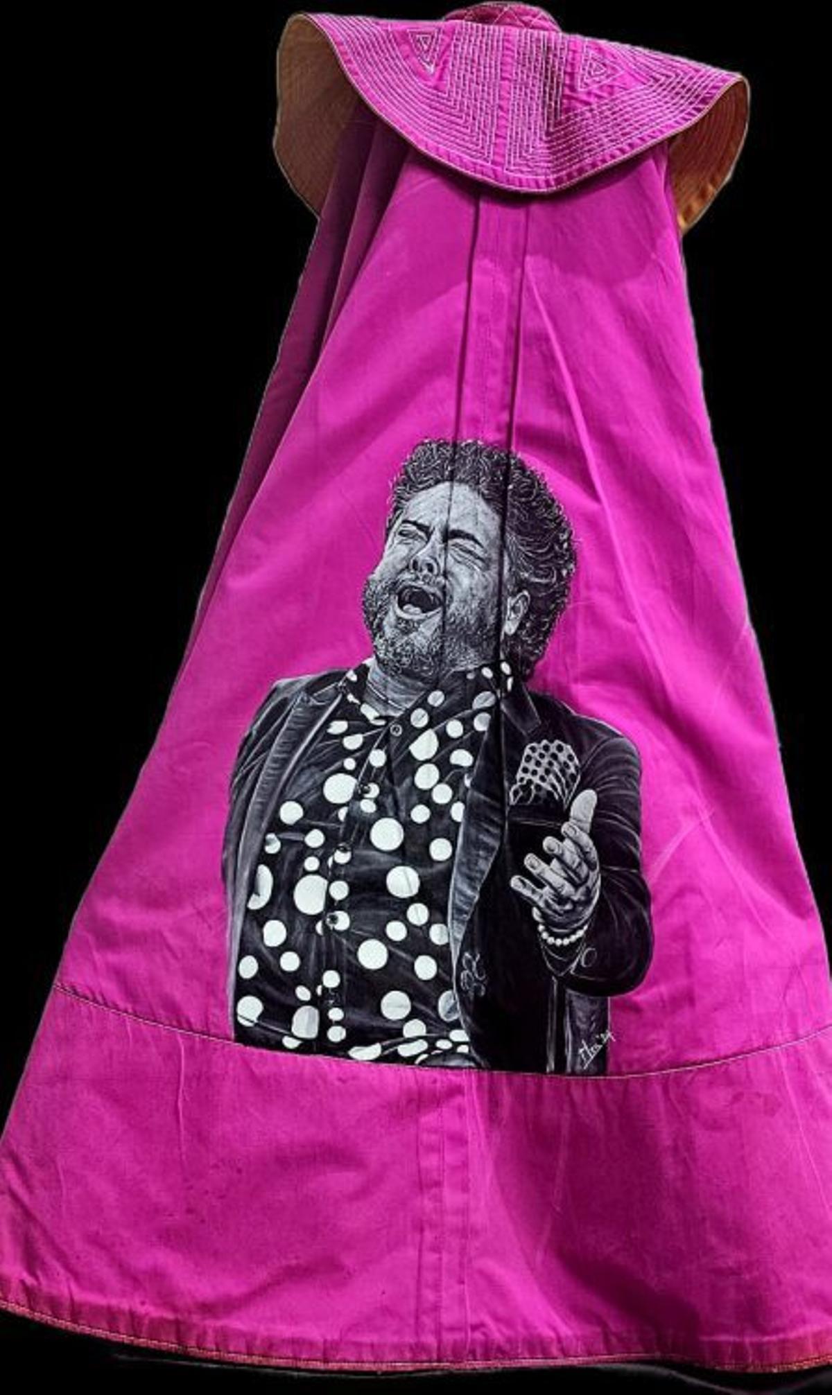 Sobre estas líneas, el capote con la pintura de Rafael de Utrera; a la derecha, algunos de los cuadros de detalles que Mer Fidalgo expondrá en Las Ventas del 26 al 31 de mayo.