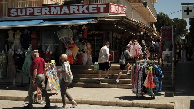 Durante el verano se intensifica la vigilancia sobre los comercios de las zonas turísticas.