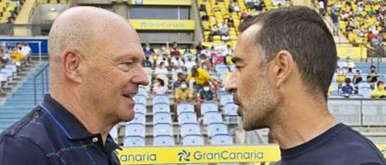 Pepe Mel y Juan Carlos Carcedo dialogando. | LFP