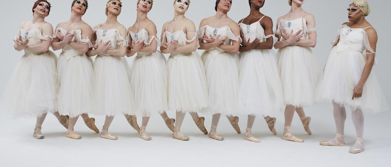 Los integrantes de Les Ballets Trockadero ataviados para la coreografía ‘Las Sílfides’ de Chopin