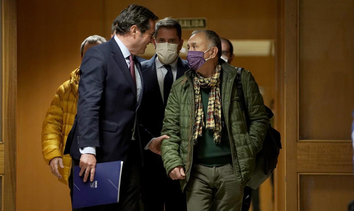 El presidente de CEOE, Antonio Garamendi (izquierda), conversa con el Secretario General de UGT, Pepe Álvarez, delante del líder de Cepyme, Gerardo Cuerva, antes del comienzo de la reunión entre agentes sociales y Gobierno en el ministerio de Economía