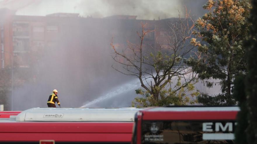 Incendio en València: el fuego devora al menos una docena de autobuses de la EMT