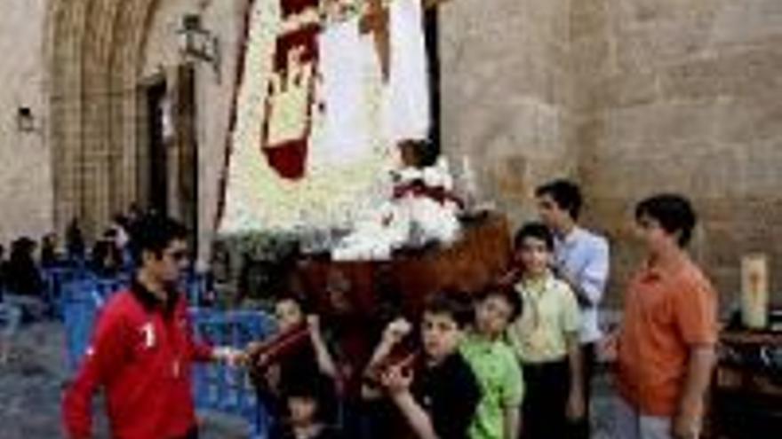 Los niños, costaleros en la fiesta de la Cruz de Mayo