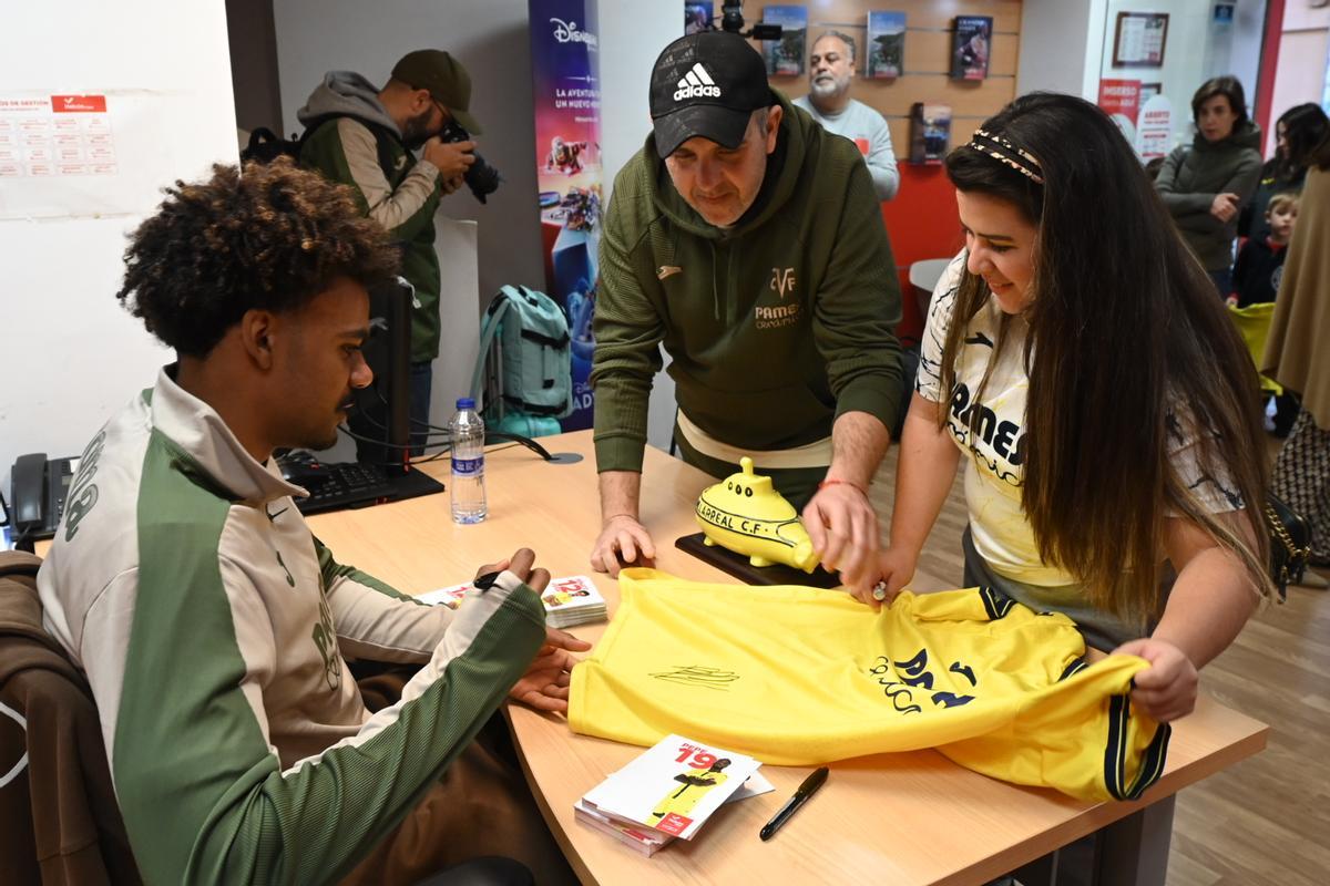 Galería | Baño de masas de Nicolas Pepe y Renato Veiga en Vila-real