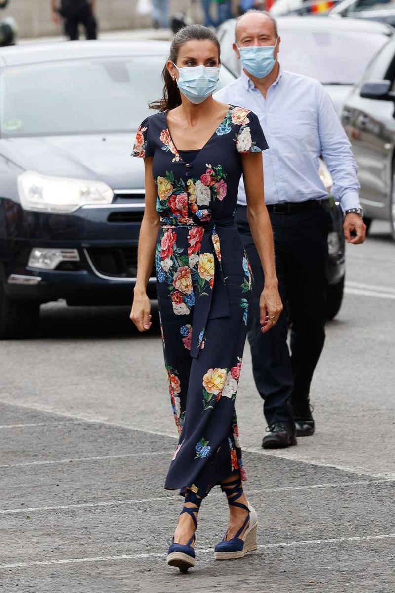 Vestido con estampado floral y alpargatas lazadas (esta vez azules)