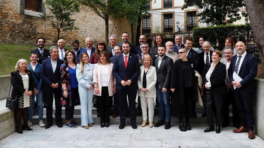 En el centro, el presidente Adrián Barbón, con la vicepresidenta del Principado, Gimena Llamedo, a su lado, a la izquierda, y la presidenta del Consejo de Comunidades Asturianas, María Antonia Fernández, a la derecha, con los asistentes al pleno de ayer en el que se renovó el mandato del órgano. | Principado de Asturias