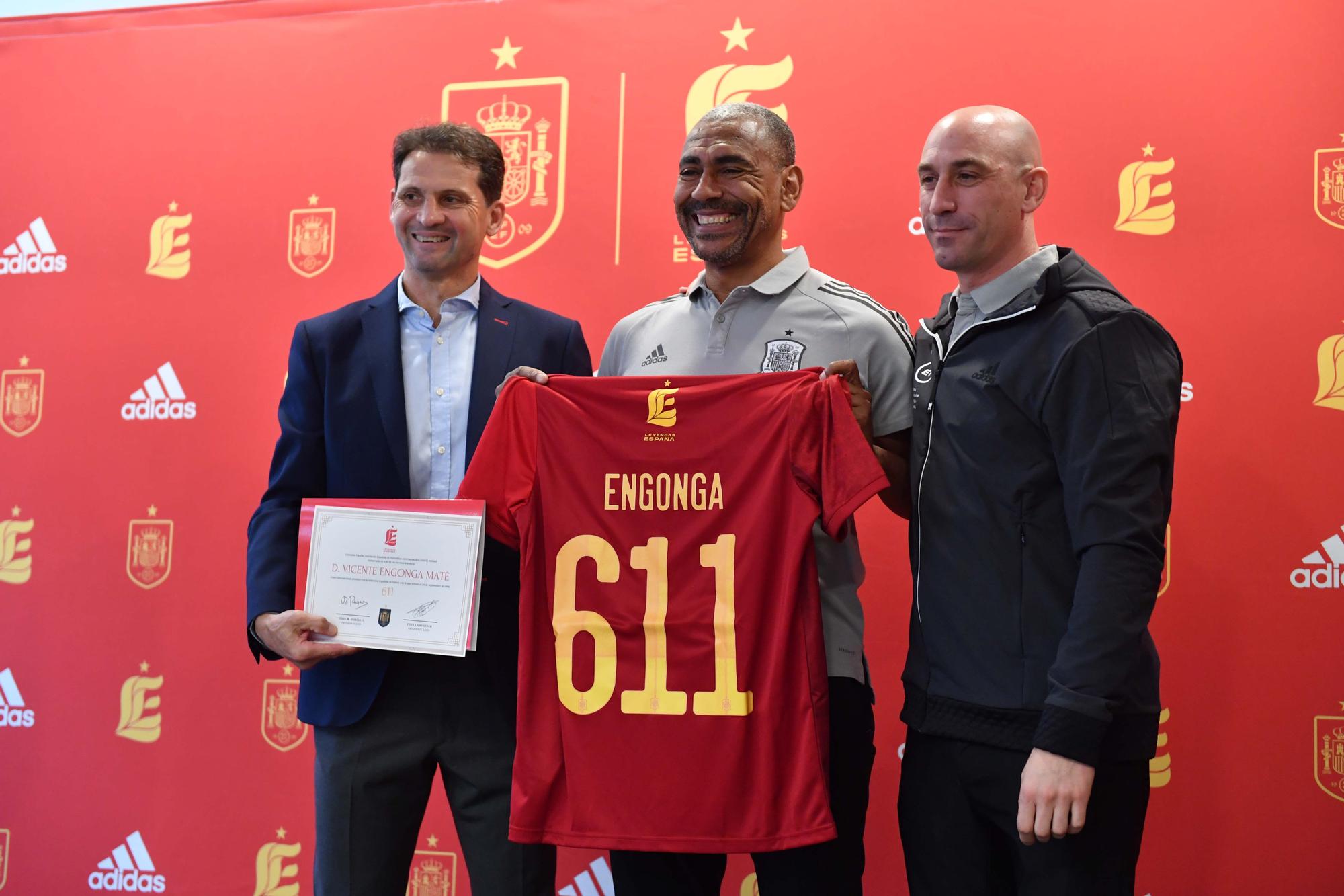 Reencuentro en A Coruña entre antiguos y actuales jugadores de la selección española de fútbol