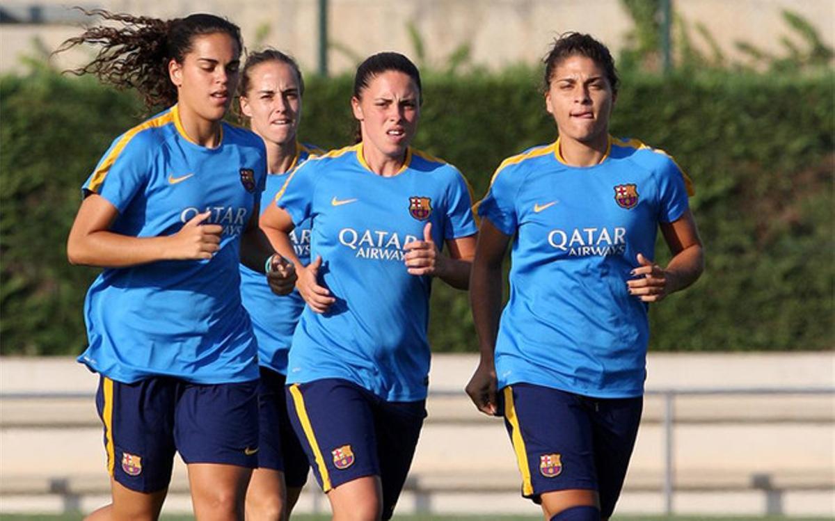 Andrea Falcón, Leire Landa, Núria Garrote y Sandra Hernández se ejercitan en la Ciutat Esportiva