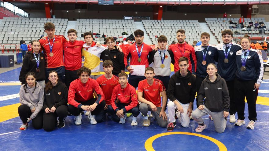 Dieciséis medallas para la lucha murciana en el Nacional de Gijón