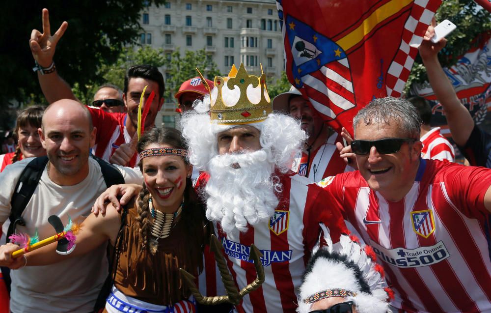 Las aficiones de Madrid y Atlético toman el centro de Milán en las horas previas al partido.