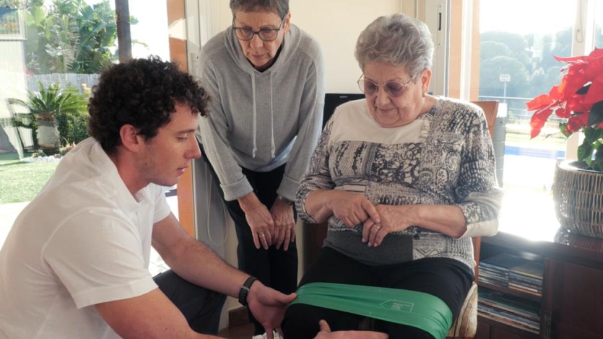 Un fisioterapeuta fent rehabilitació a domicili en una imatge d'arxiu.