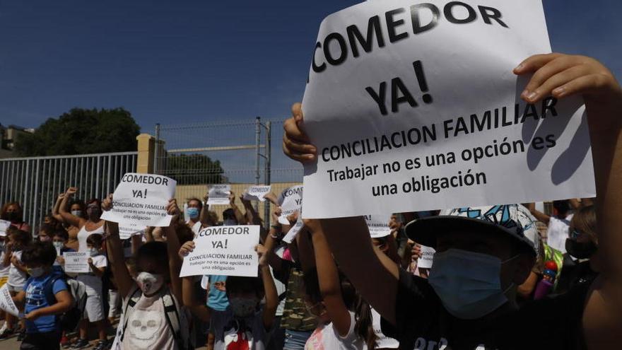 Familias de los niños afectados del colegio Altabaca, que denunciaban la situación.