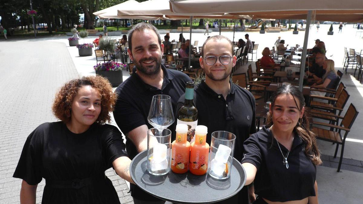 Oficios de verano en Avilés. Camareros de El Bombé